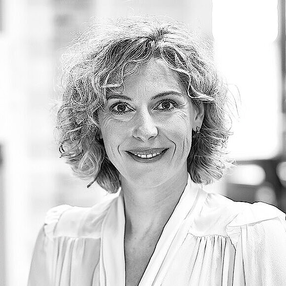 Portrait einer Mitarbeitenden des Marketings.