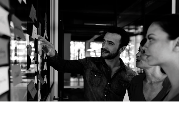 Fachleute unterhalten sich gemeinsam.