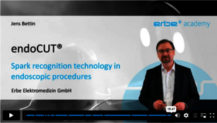 Ein Mann erklärt in einem Videokurs endoCUT, die Funkenerkennungstechnologie für endoskopische Eingriffe. 